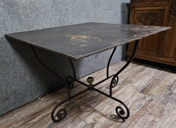 Table en fer forgé à piétement sculptural, ornée de volutes