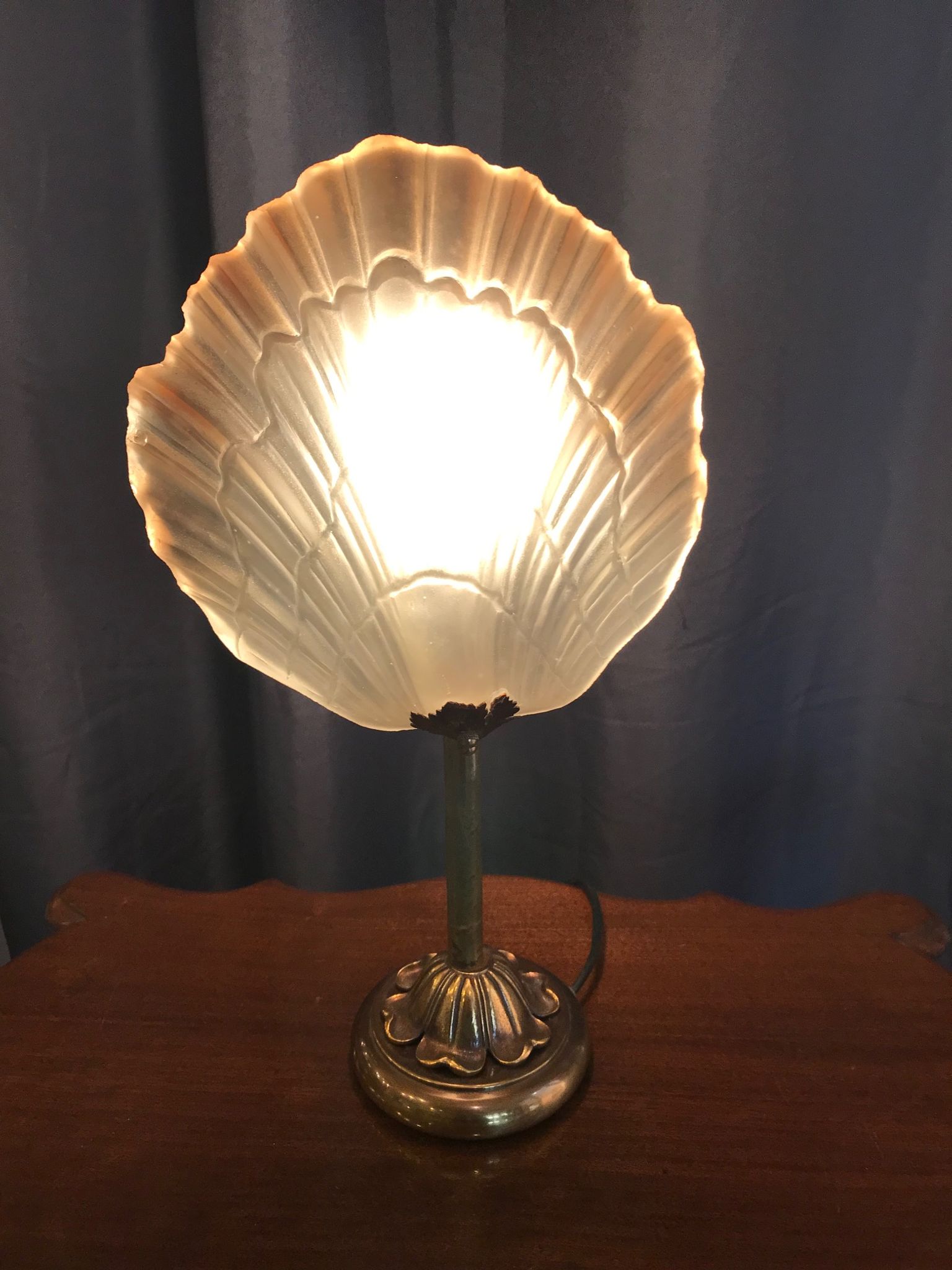 Shell lamp in gilded brass and molded glass 70s