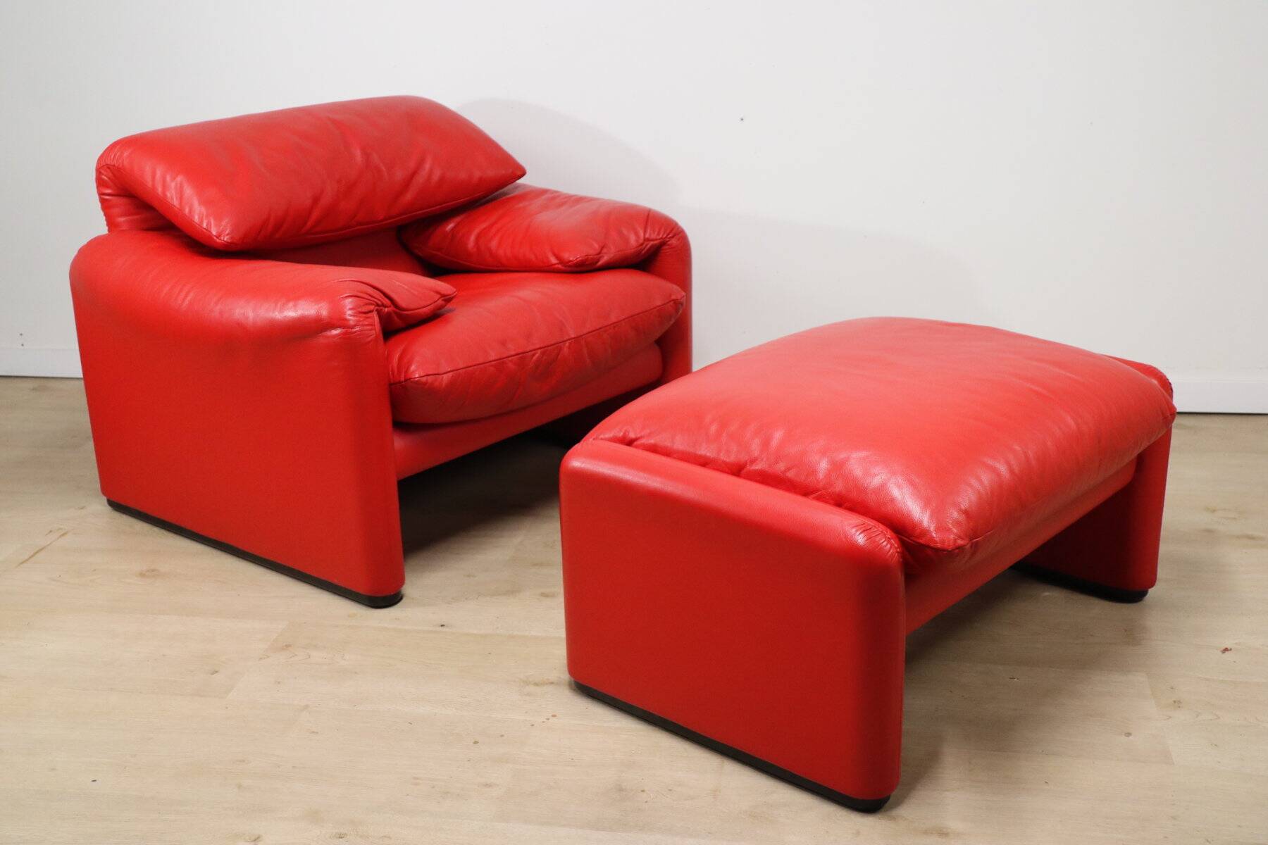 Maralunga armchair and ottoman – Vico Magistretti for Cassina