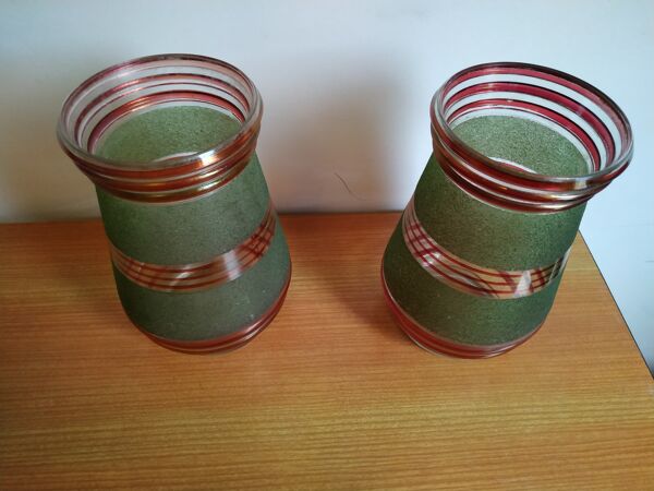 Paire de vases en verre granité vert et rouge typique des années 50