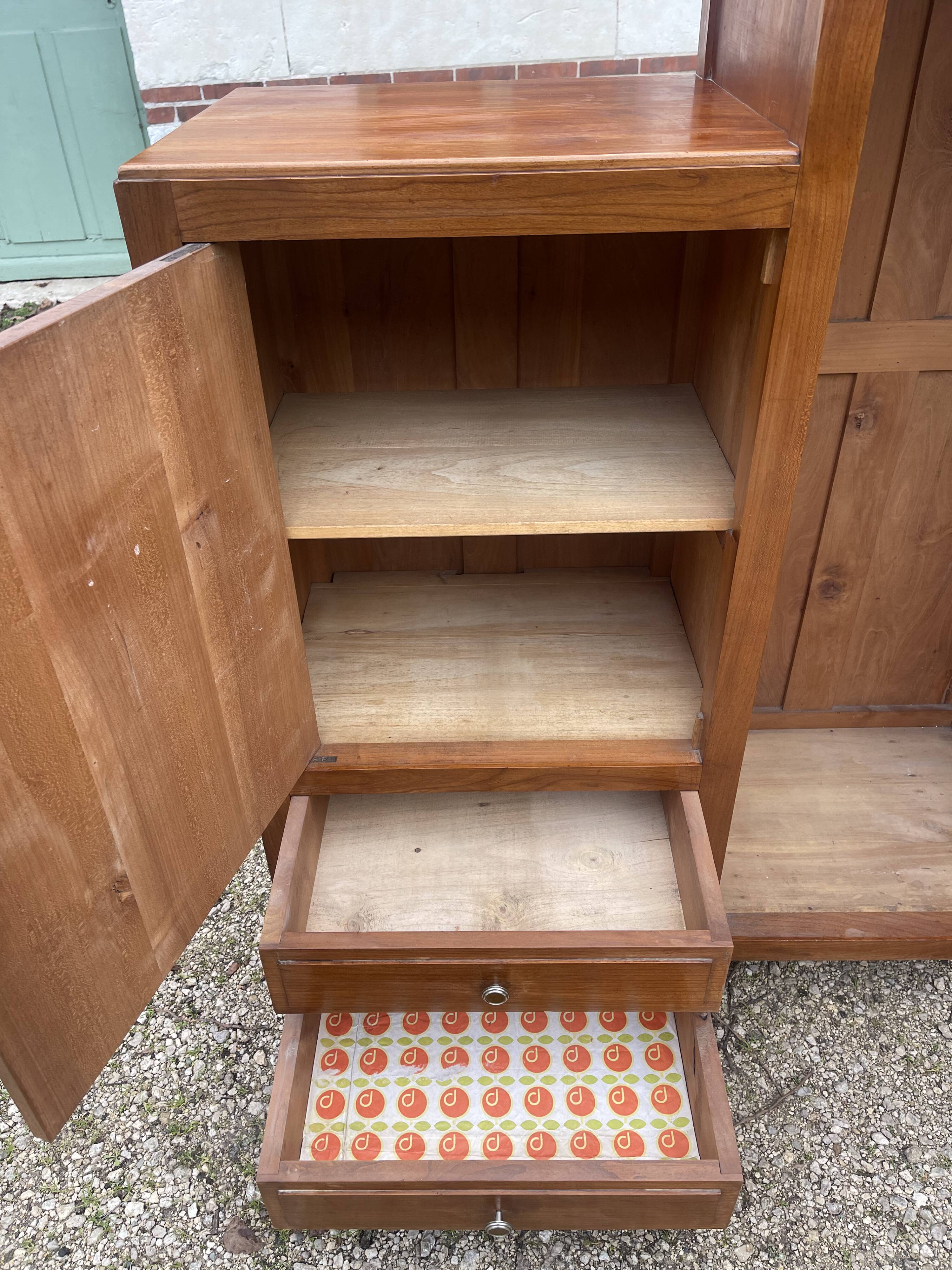 Asymmetrical cabinet