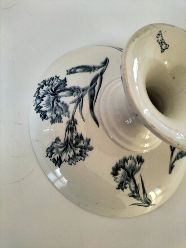 Assiette piédouche KG Lunéville décor œillets bleu 1880-1910