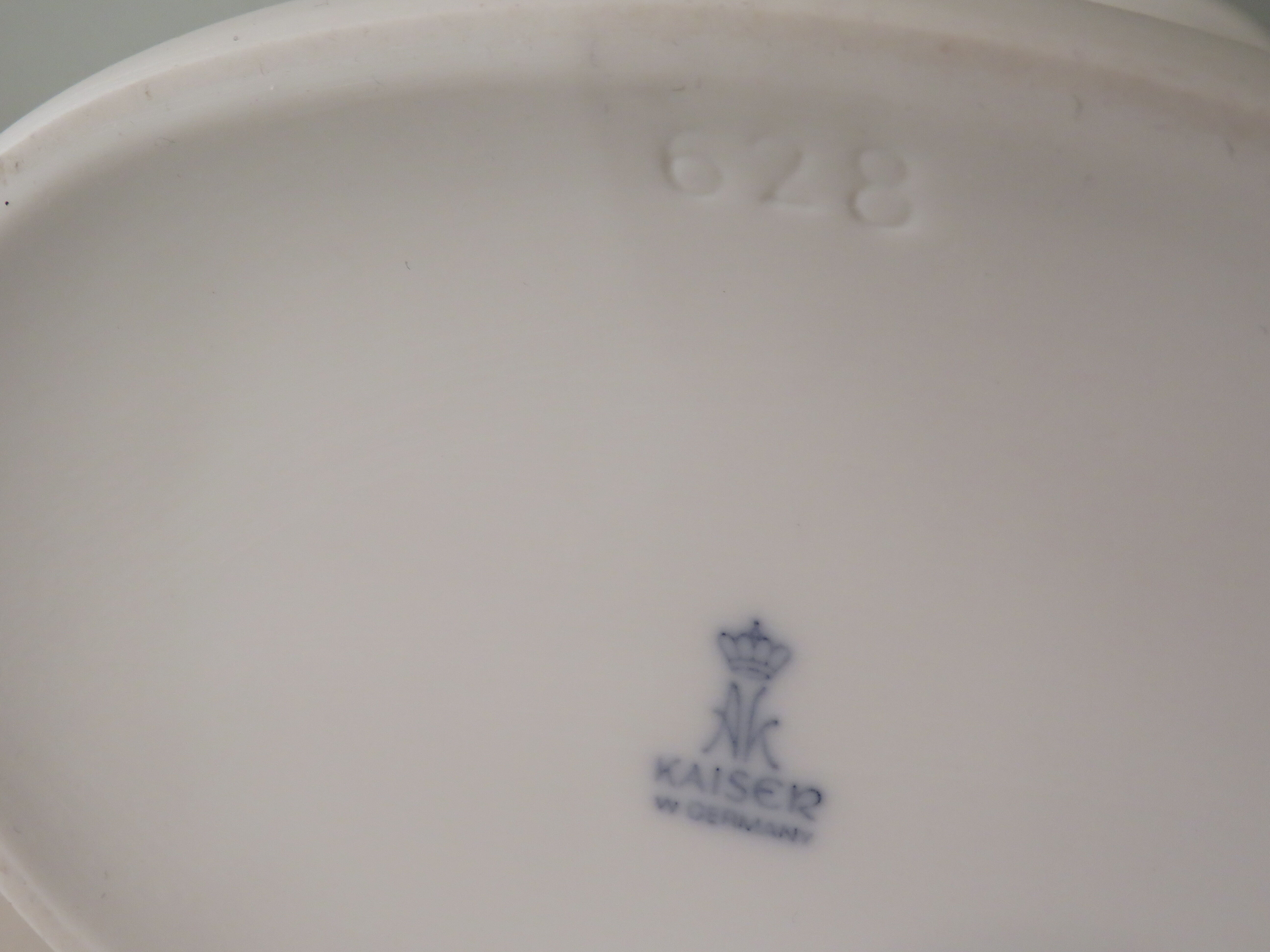 Vase en biscuit blanc par AK Kaiser, Allemagne 1970 avec motif en