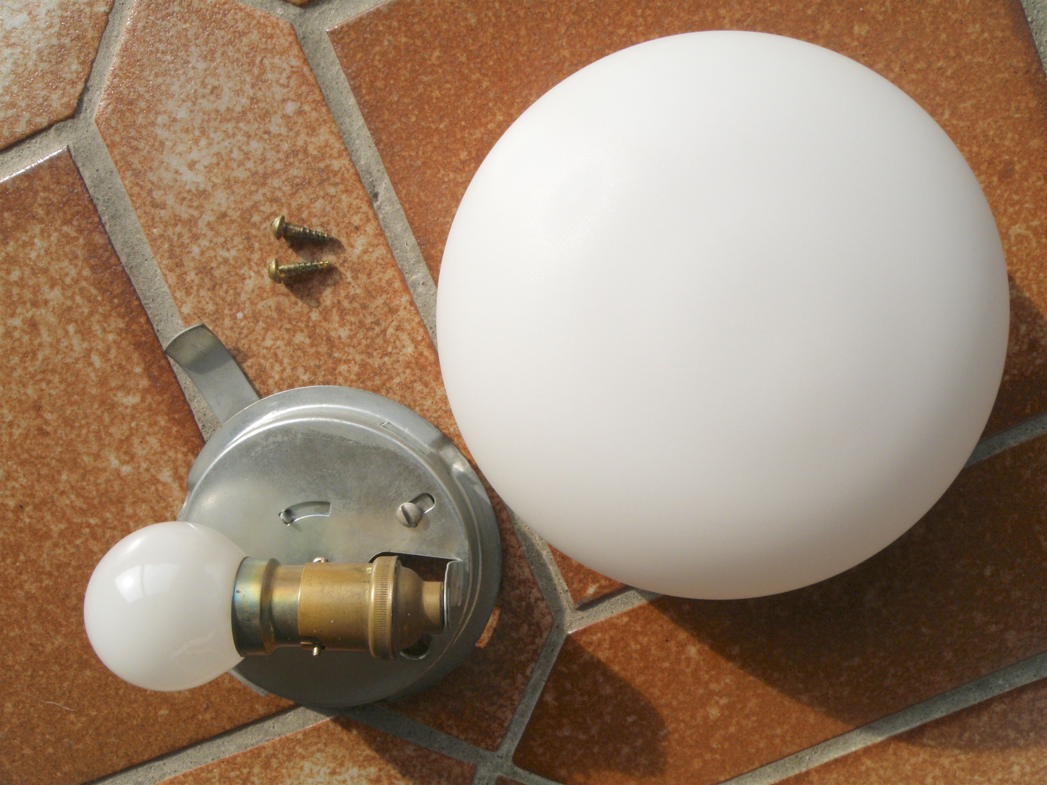 Round globe ceiling luminaire, in opaline glass, white