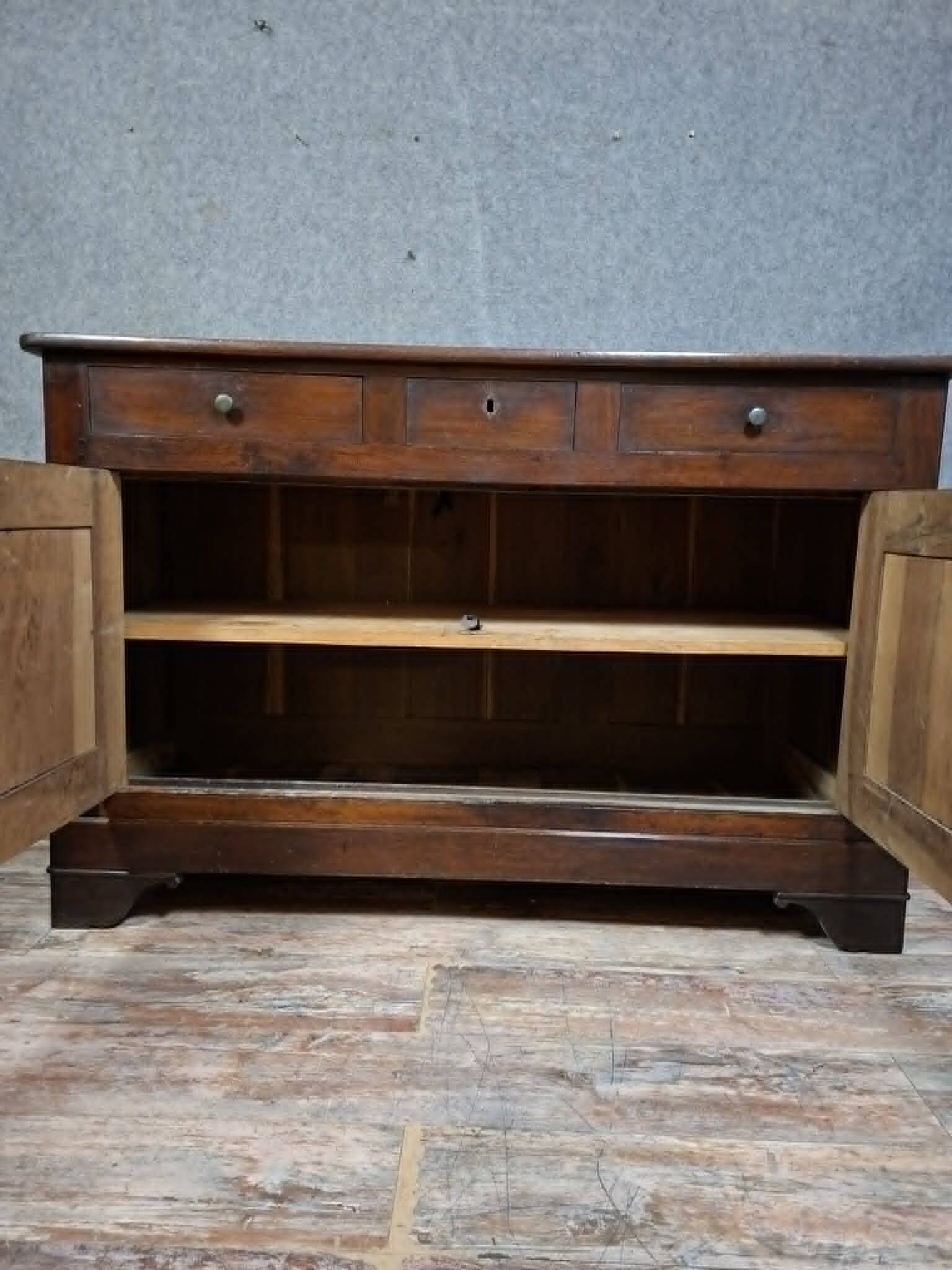 Buffet from the Louis Philippe era in solid walnut, dating from the 19th century.