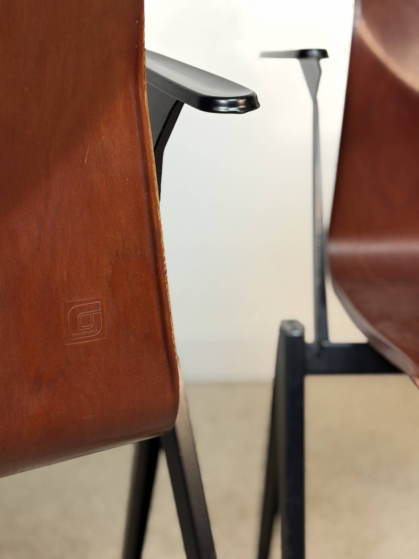 Paire de chaises éditées par Cartel de Belleville.