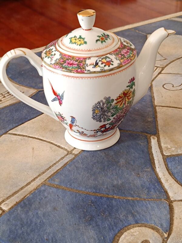 Théière en porcelaine de Chine vintage