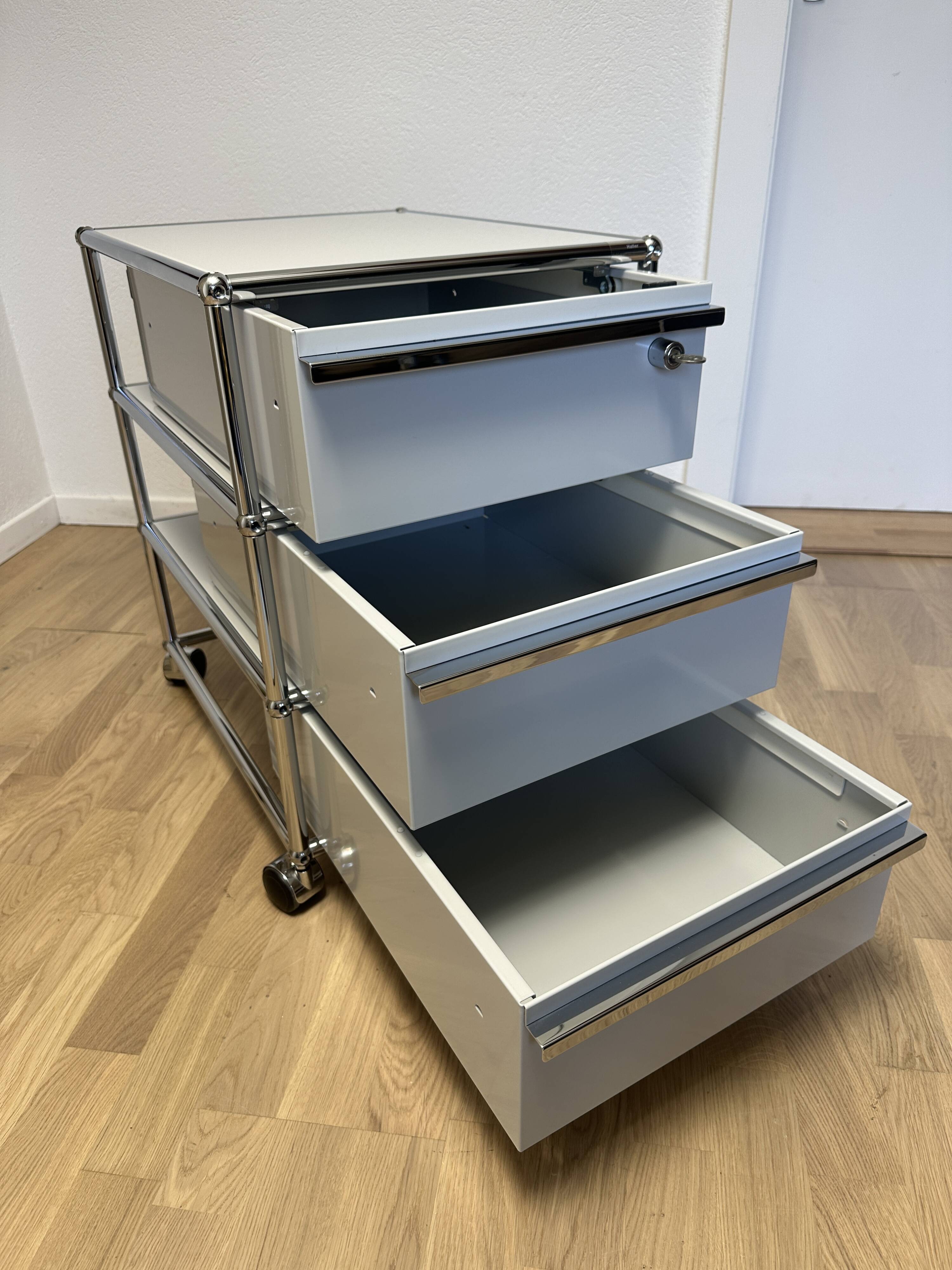 USM Haller light grey wheeled caisson
