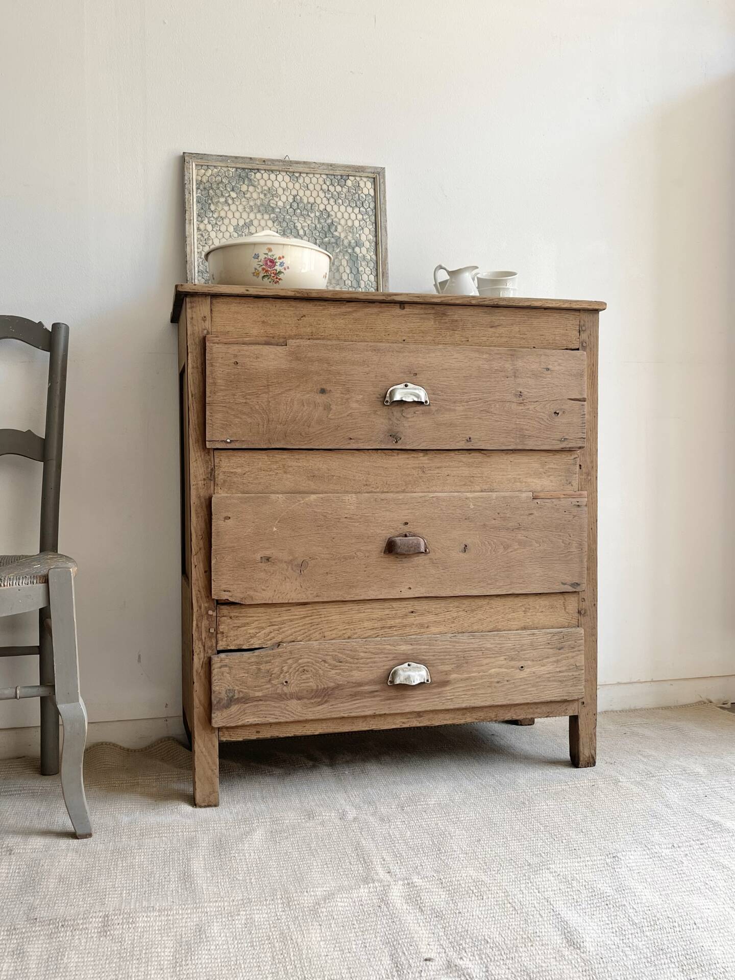 Atypical antique chest of drawers