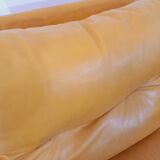 Suite de 3 chauffeuses Roche Bobois vintage en cuir jaune moutarde années 70