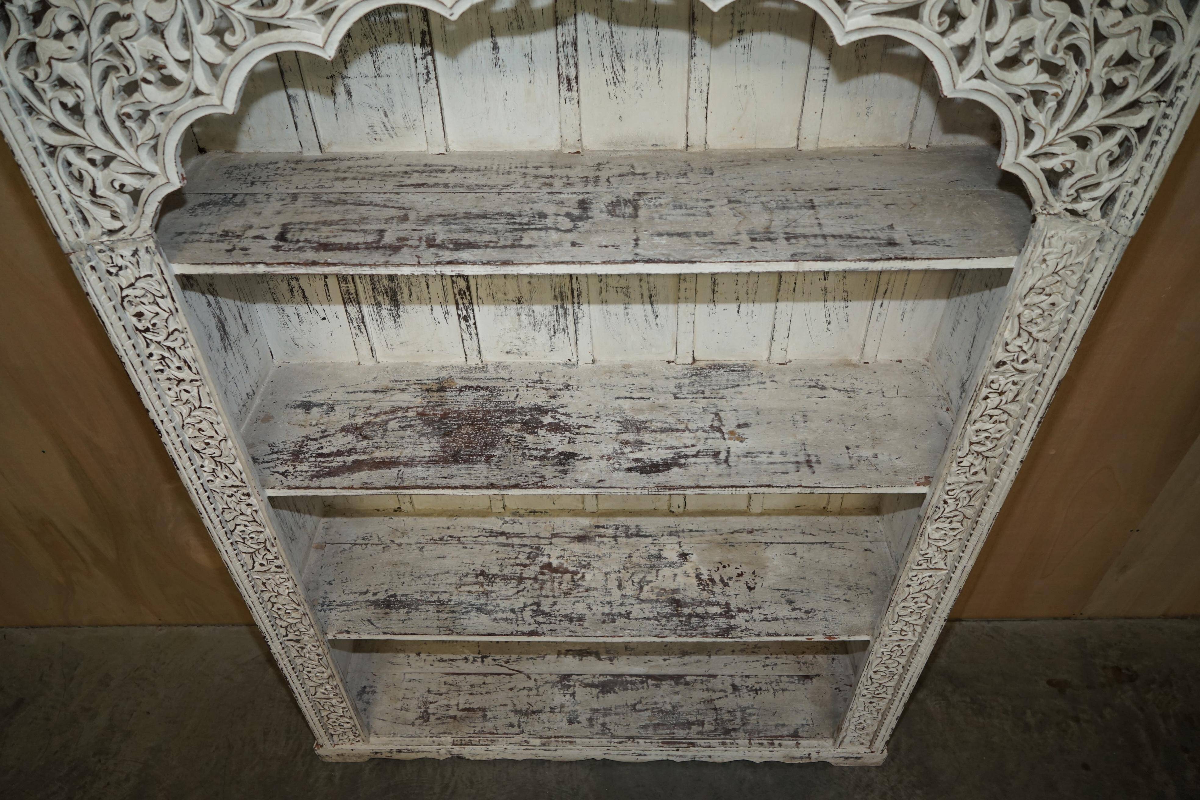 Grande bibliothèque antique anglo-indienne en bois massif sculpté avec peinture d'origine