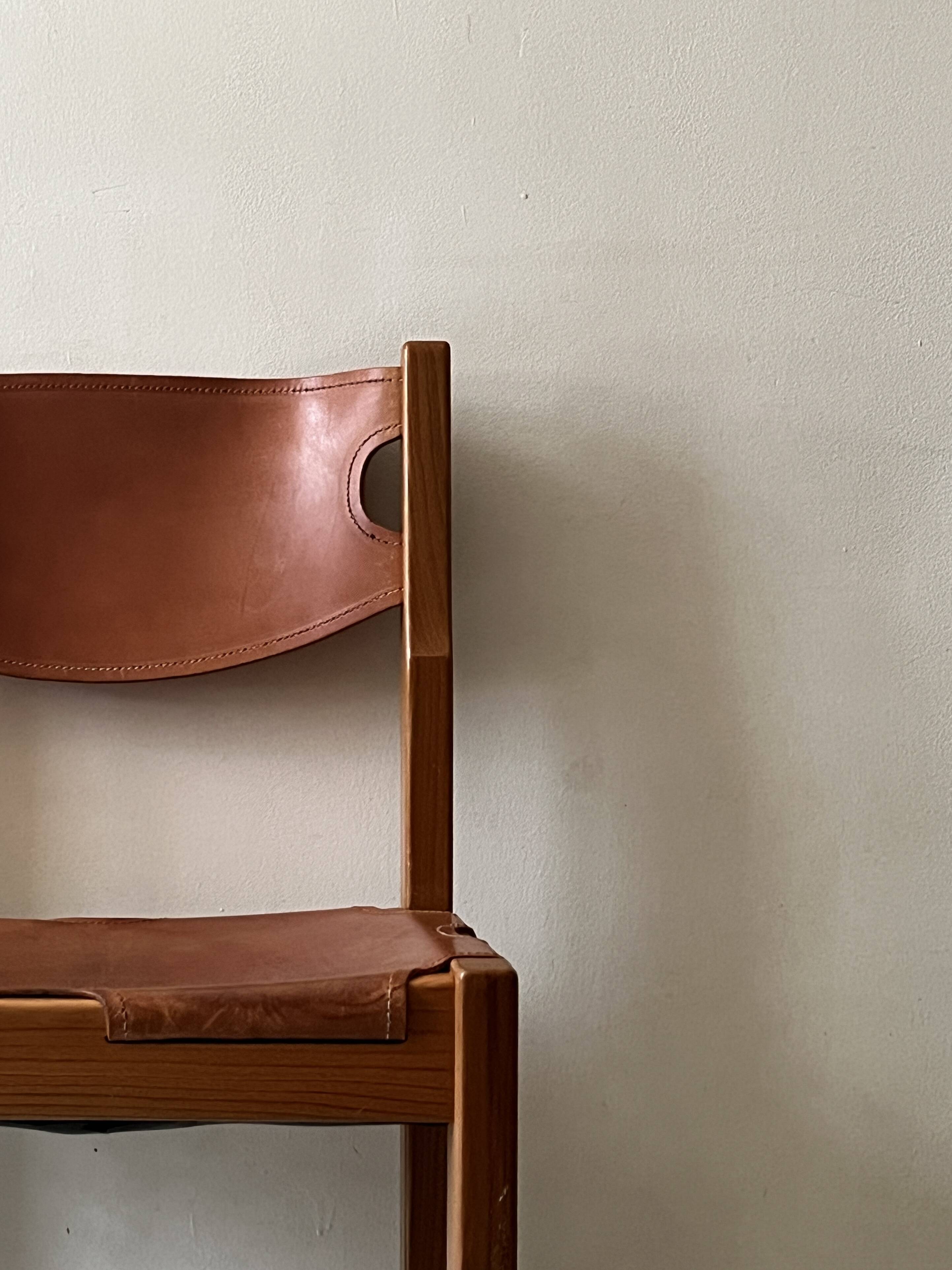 Chaise en bois d'orme et cuir camel Maison Regain, design France