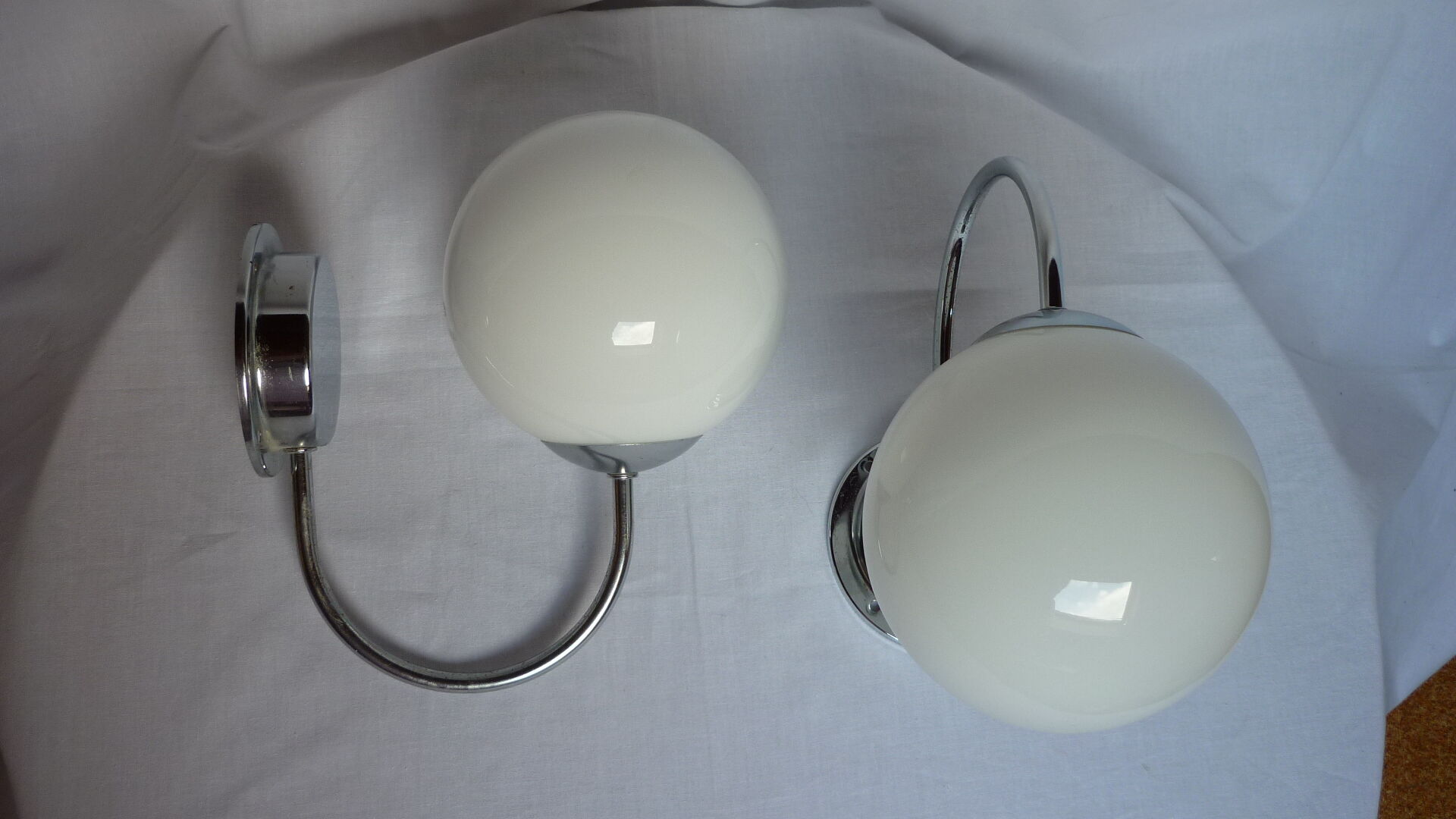 Paire d'appliques boule opaline blanche