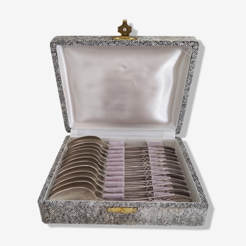 Lot de 12 petites cuillères en métal argenté décor roses en relief recto verso dans leur coffret