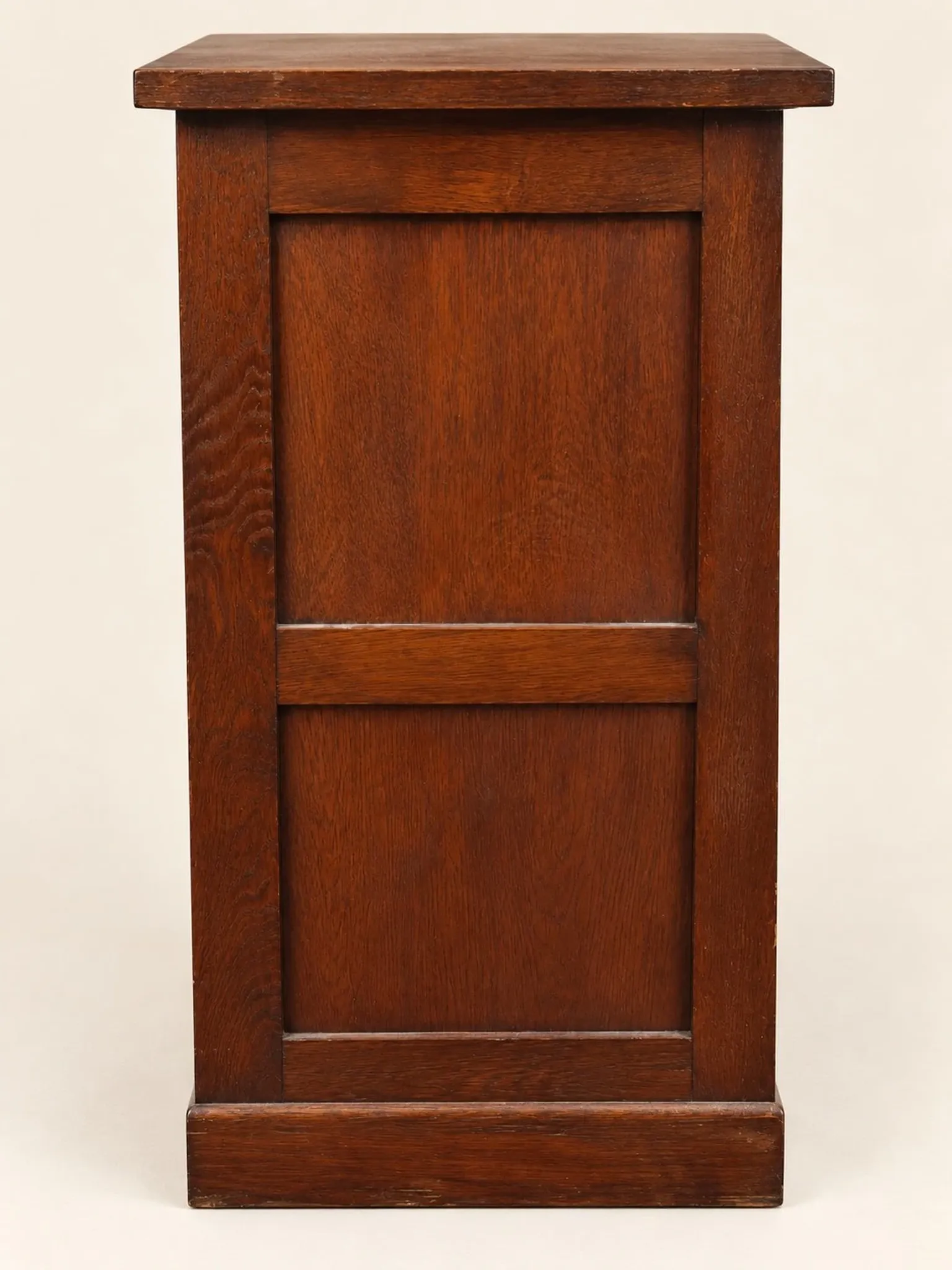 Classic curtain cabinet in solid oak and brass – Office 1900