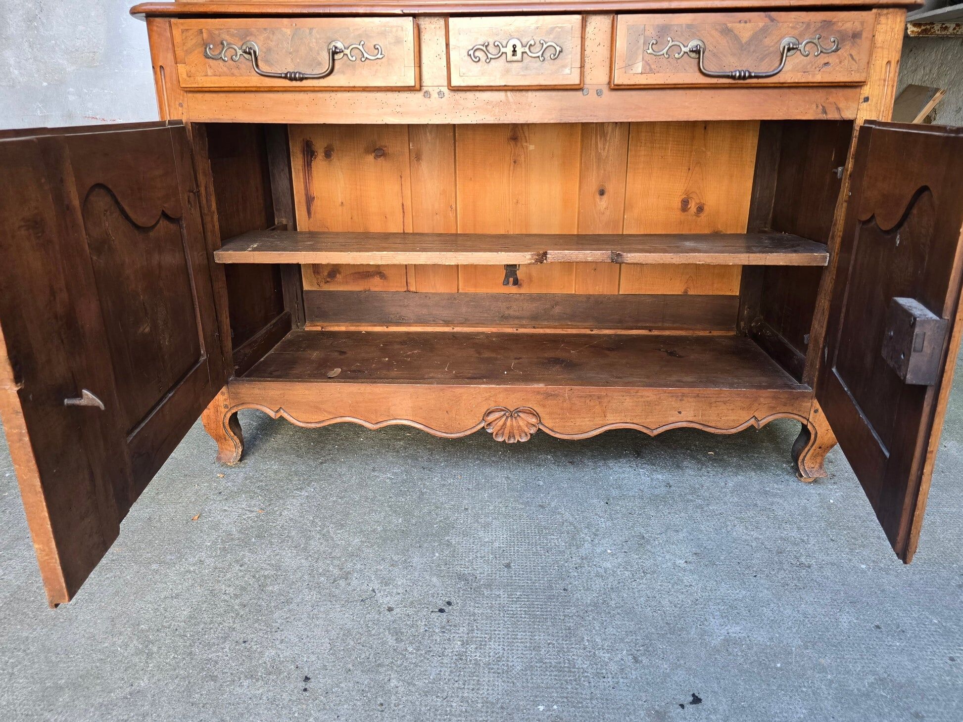 Louis XV two-body buffet in solid walnut – 18th century