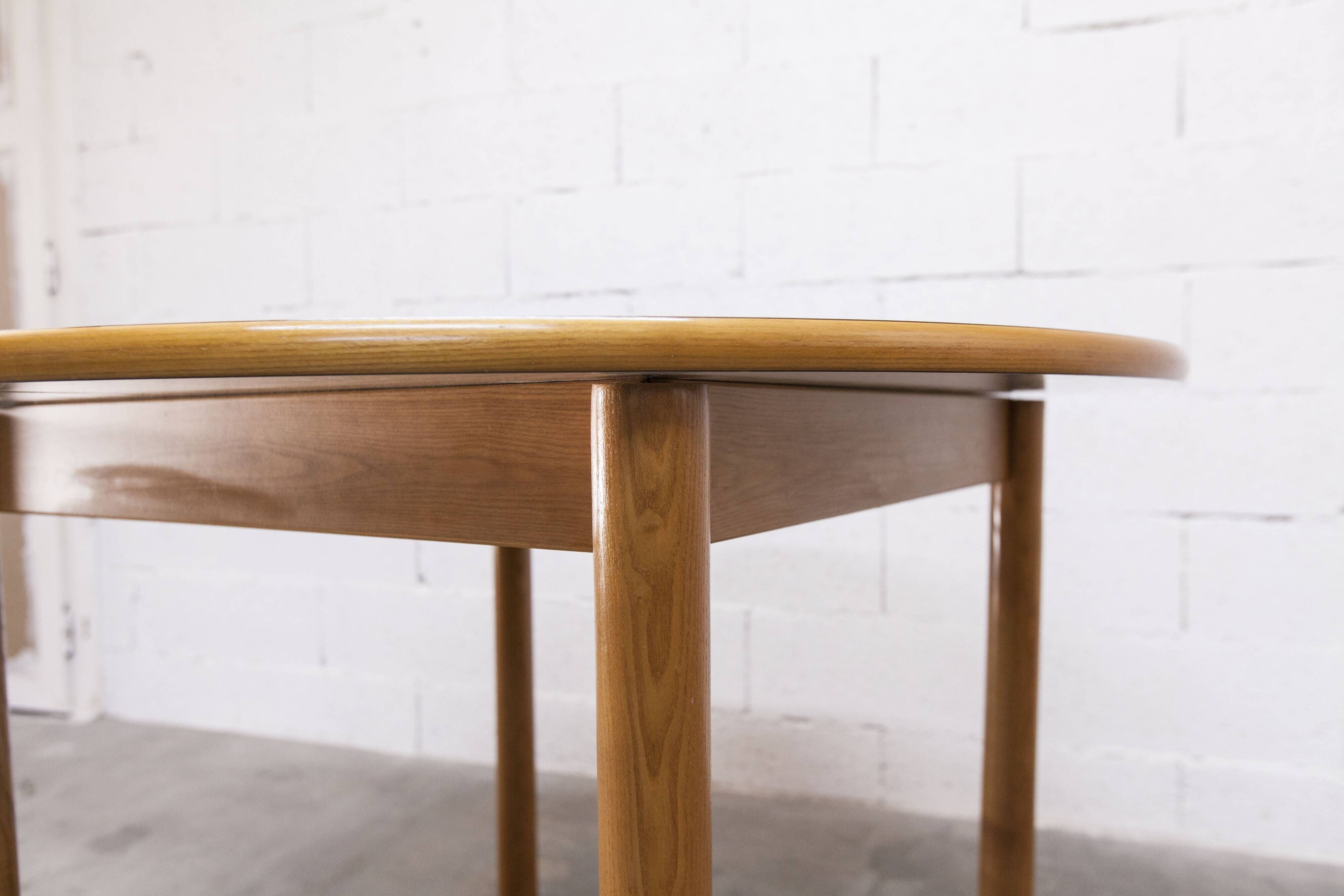 Danish ensemble transformable table 114 cm / 154 + 4 modernist chairs from the 1970s.