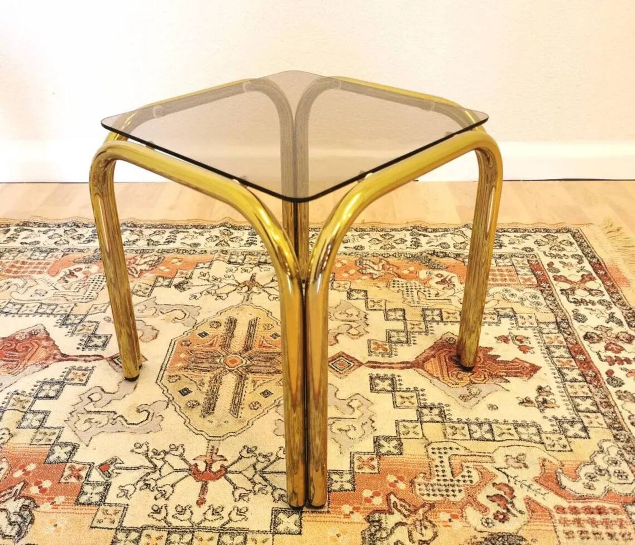 Table basse italienne vintage : laiton et verre fumé, style moderne du milieu du siècle