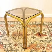 Table basse italienne vintage : laiton et verre fumé, style moderne du milieu du siècle