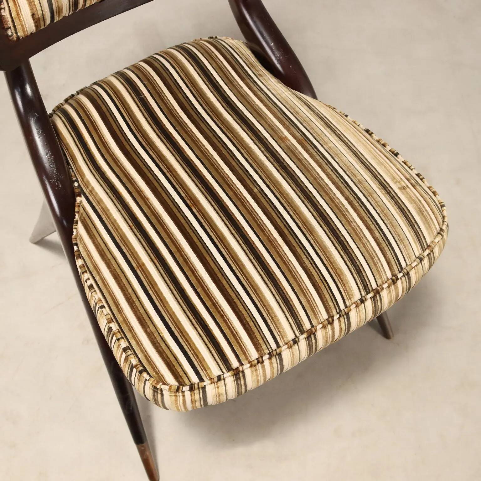 Lot de huit chaises vintage avec embouts en laiton