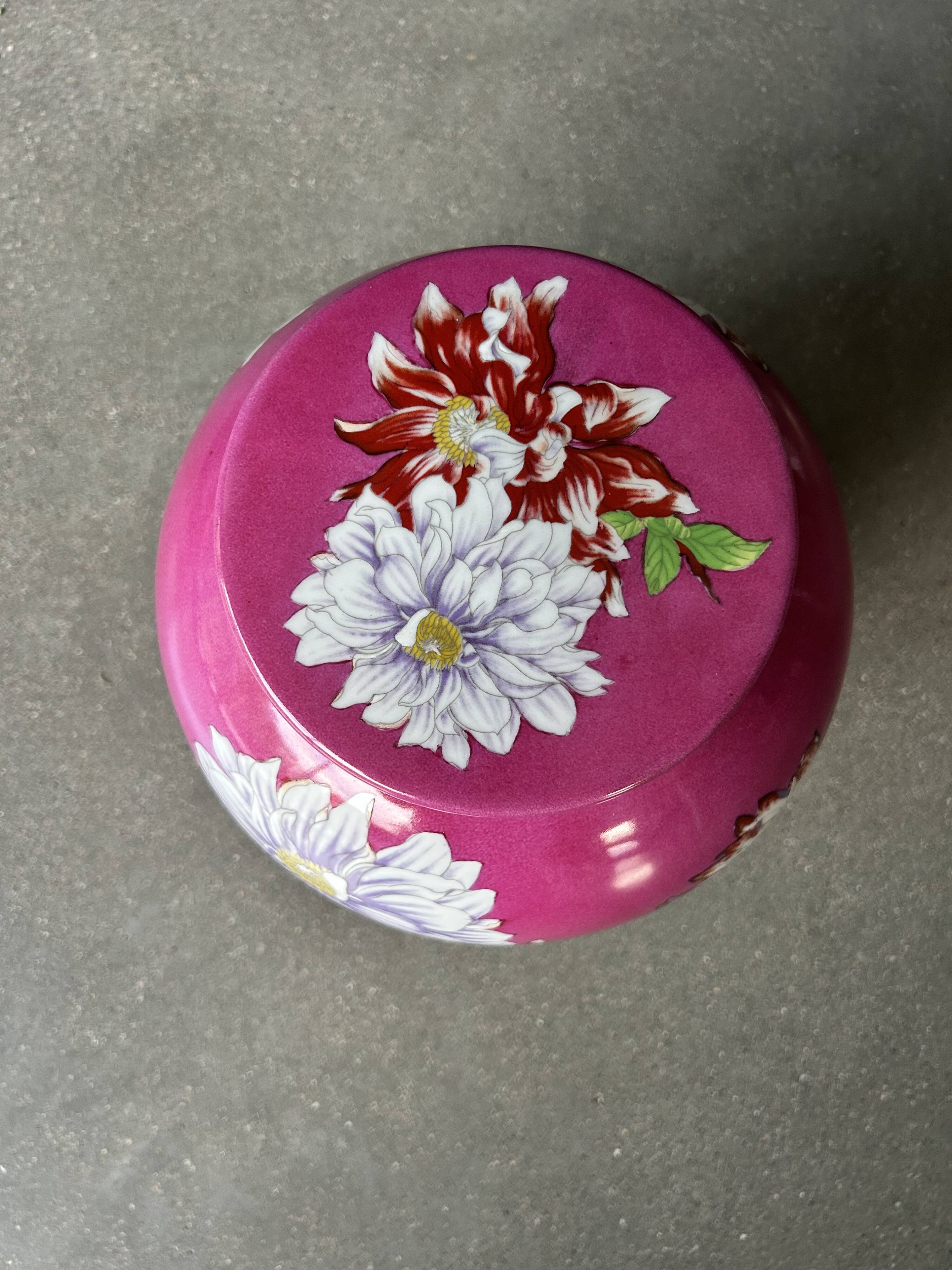 Vase Dahlia – Kenzo Takada – pièce signée – porcelaine (26 cm)