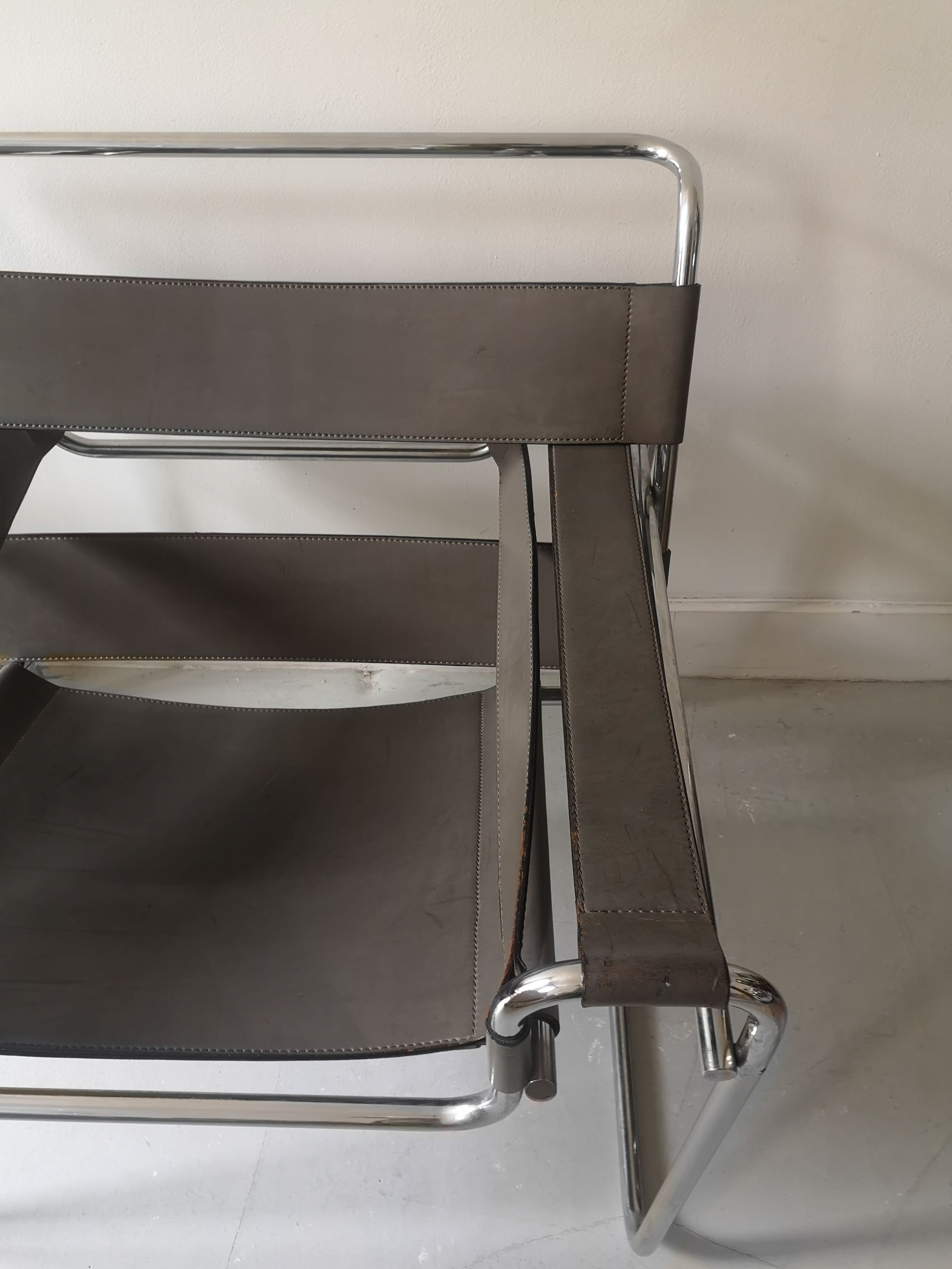Fauteuil métal et cuir gris wassily par Marcel Breuer