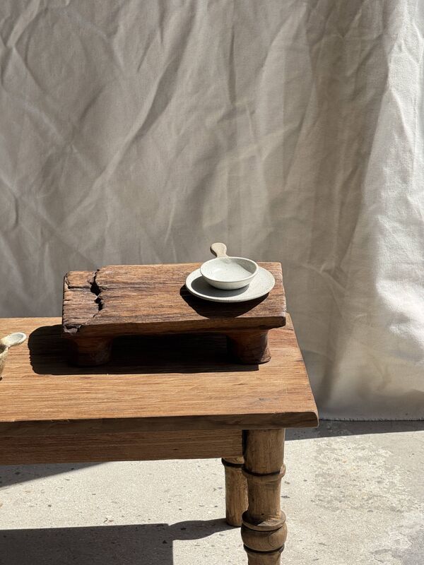 Petit tabouret, repose-pied en teck blond monoxyle organique wabi-sabi L22