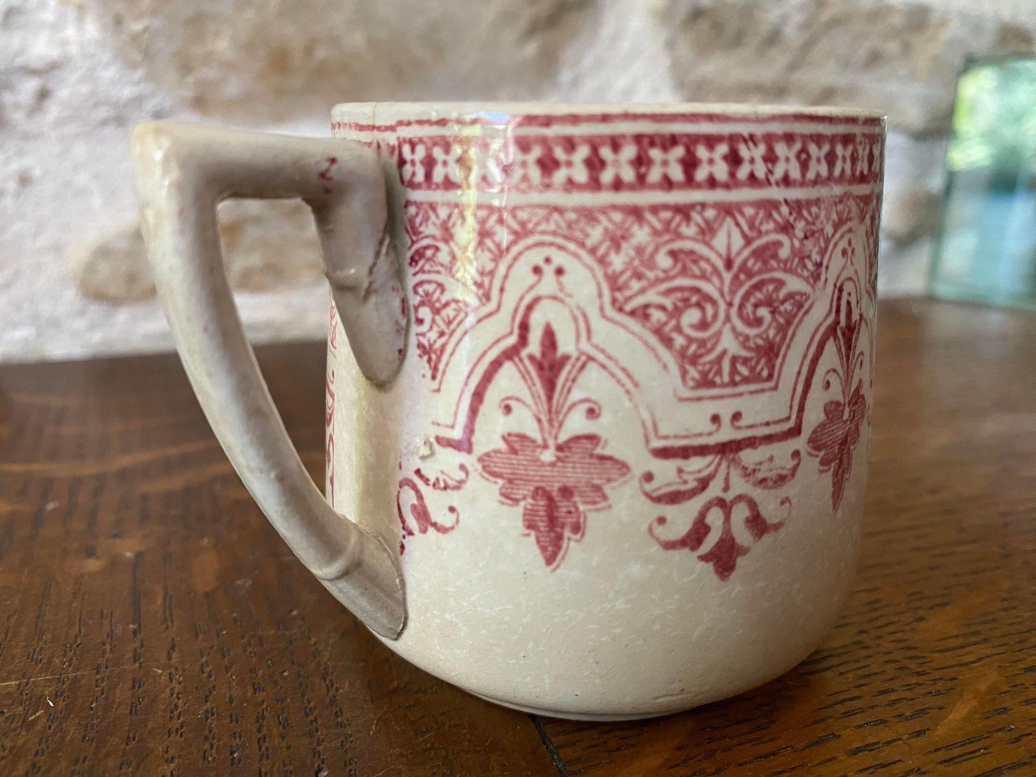 Tasse Terre de fer décor fresque bordeaux/rose