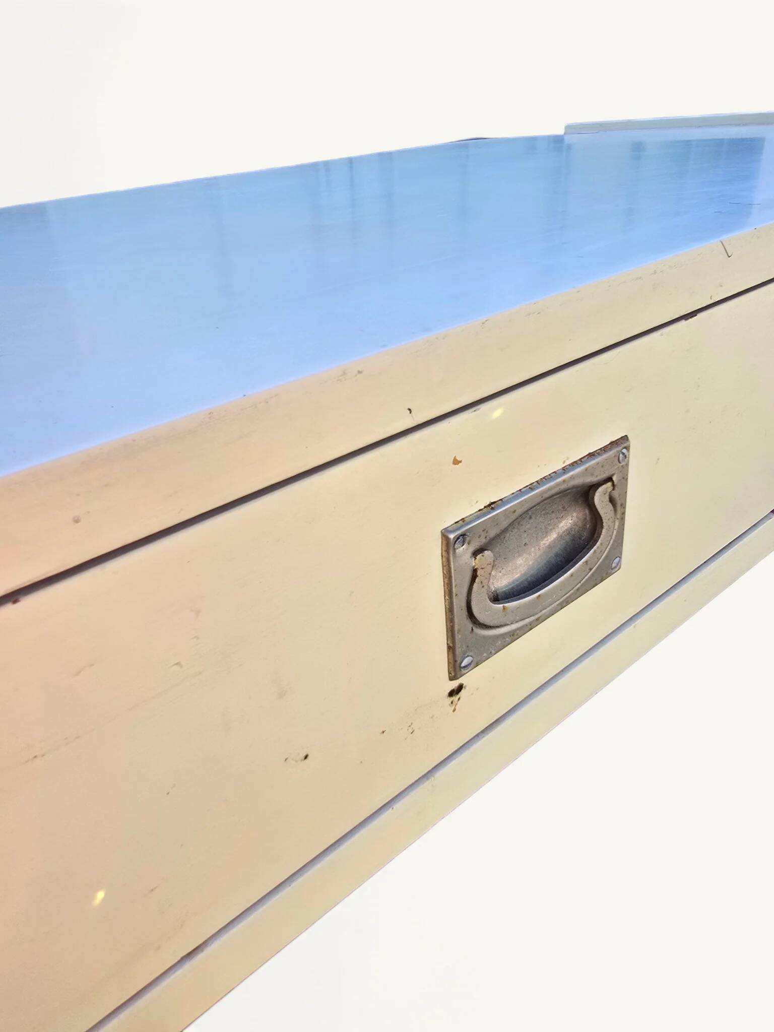 Bureau vintage campagne bois crème et laiton