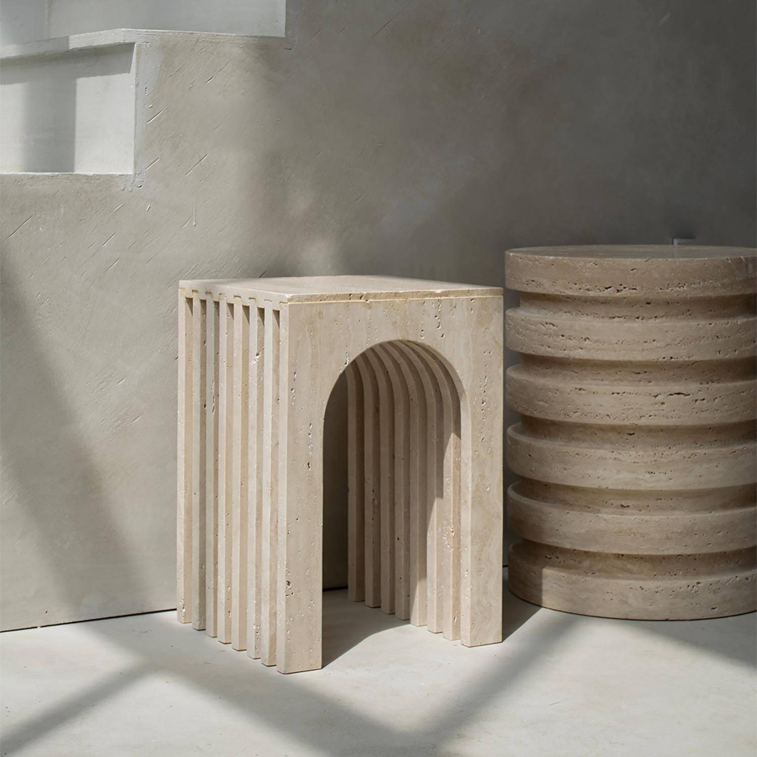 Table d'appoint balance en travertin