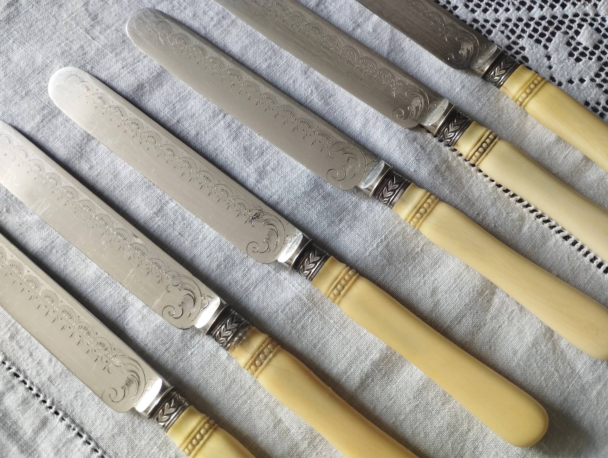 Silver-plated metal dessert cutlery in English Art Deco style