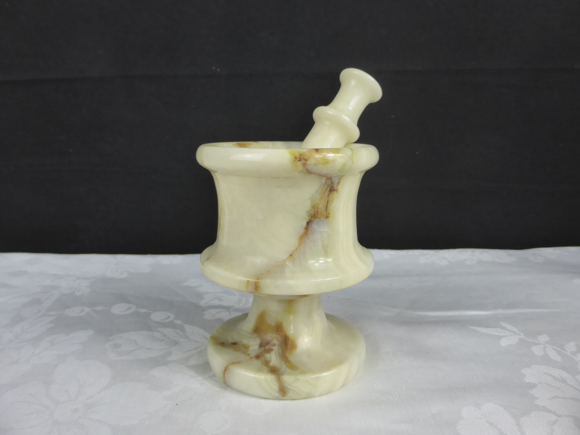 Mortar and pestle in off-white onyx marble+orange veins-Height 10,5cm