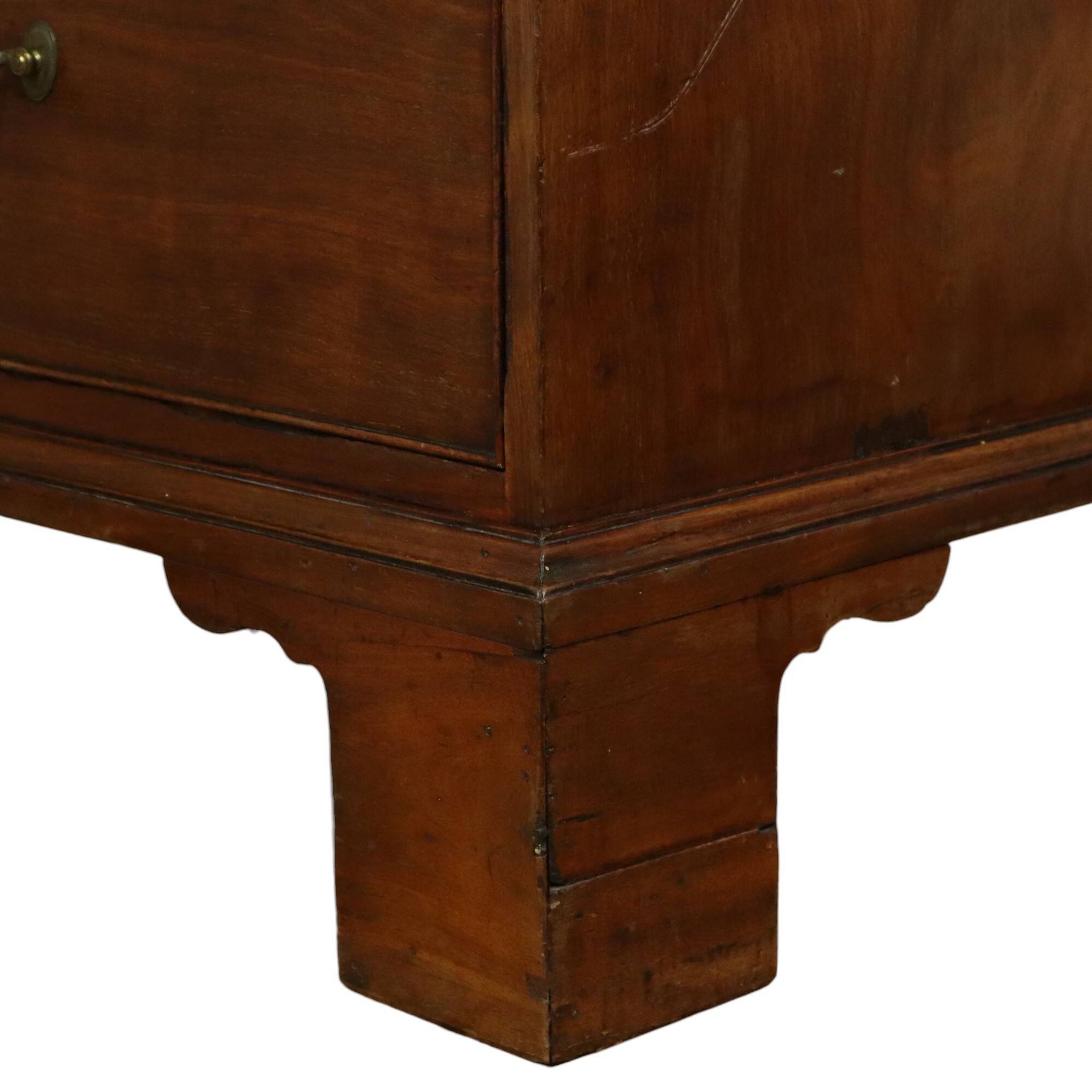 Antique mahogany commode, George III style, 19th century.
