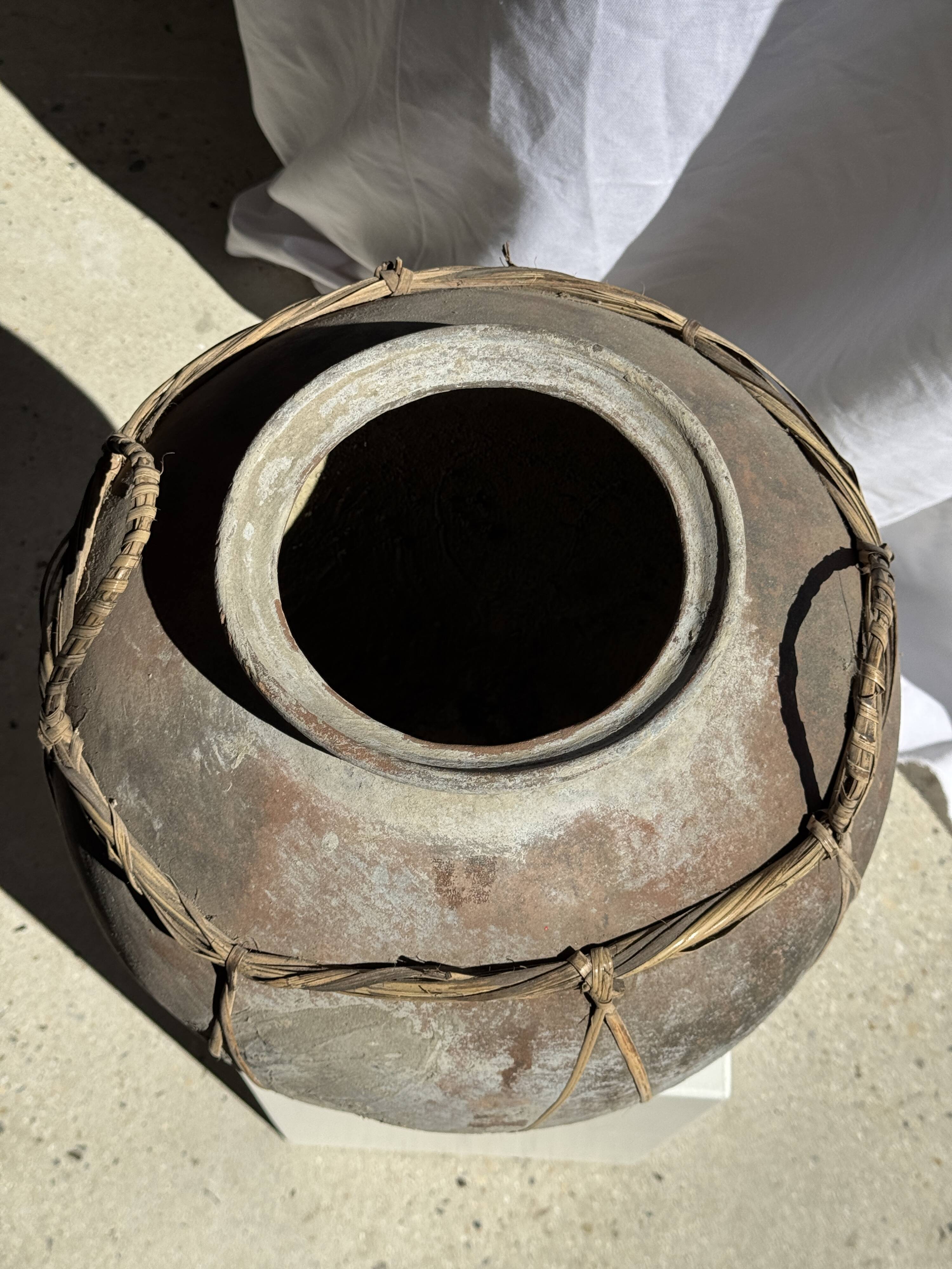 Grand pot en terre cuite gris et rouge à anses et croisillons en rotin H42