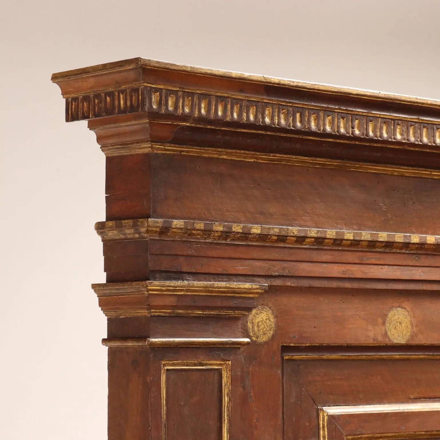Ancien buffet avec étagère en noyer, Italie, XVIIe siècle