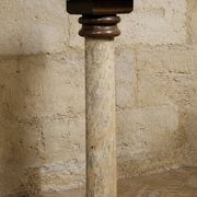 Wood and lacquer pedestal column table mimicking marble, 19th century.