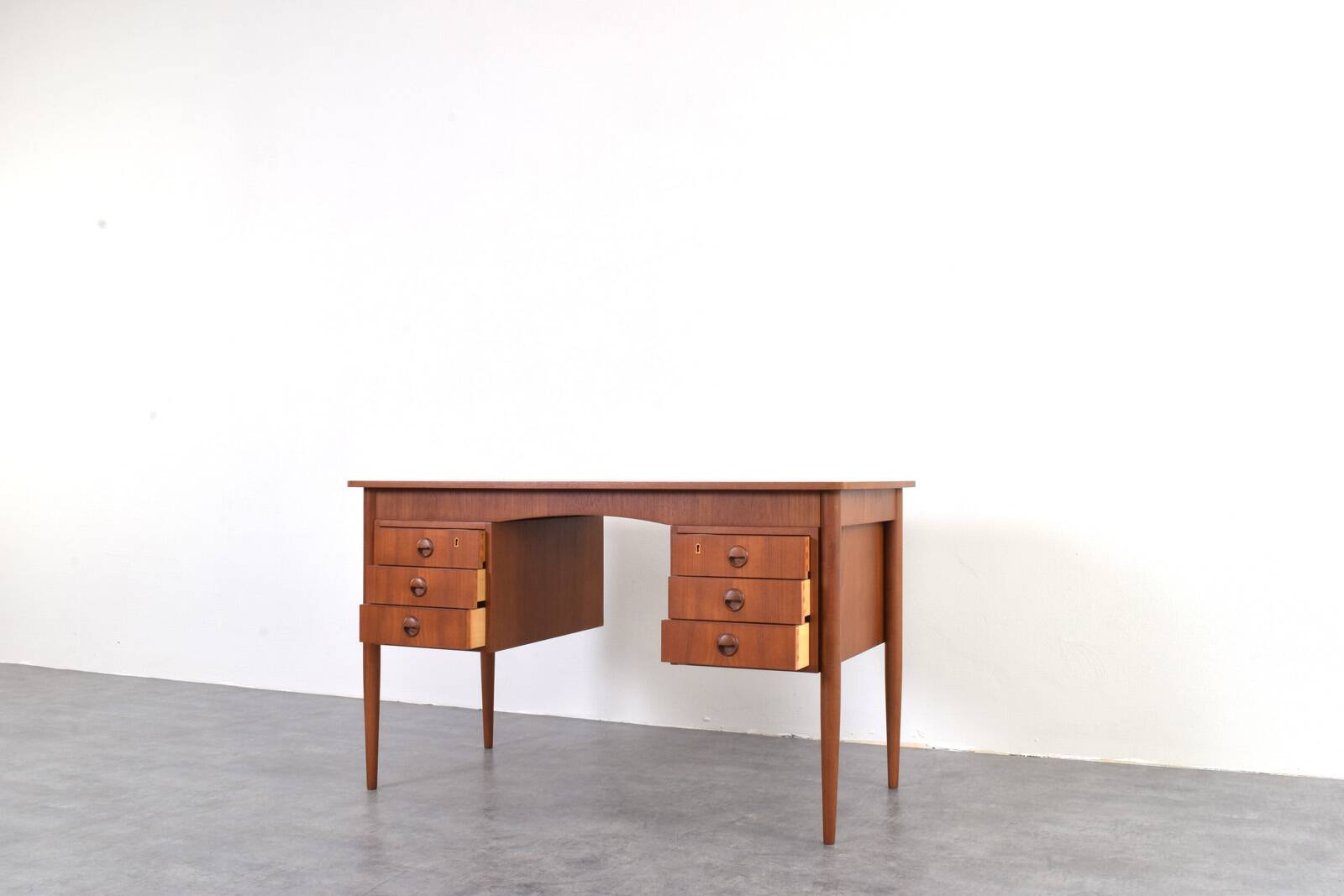 Bureau en teck danois des années 1960.