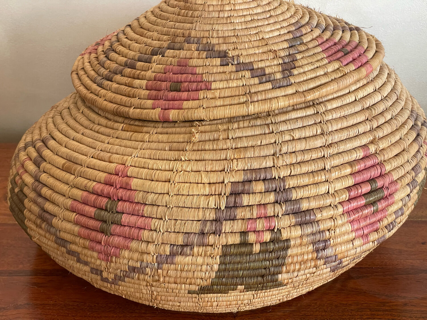 Raffia basket with lid