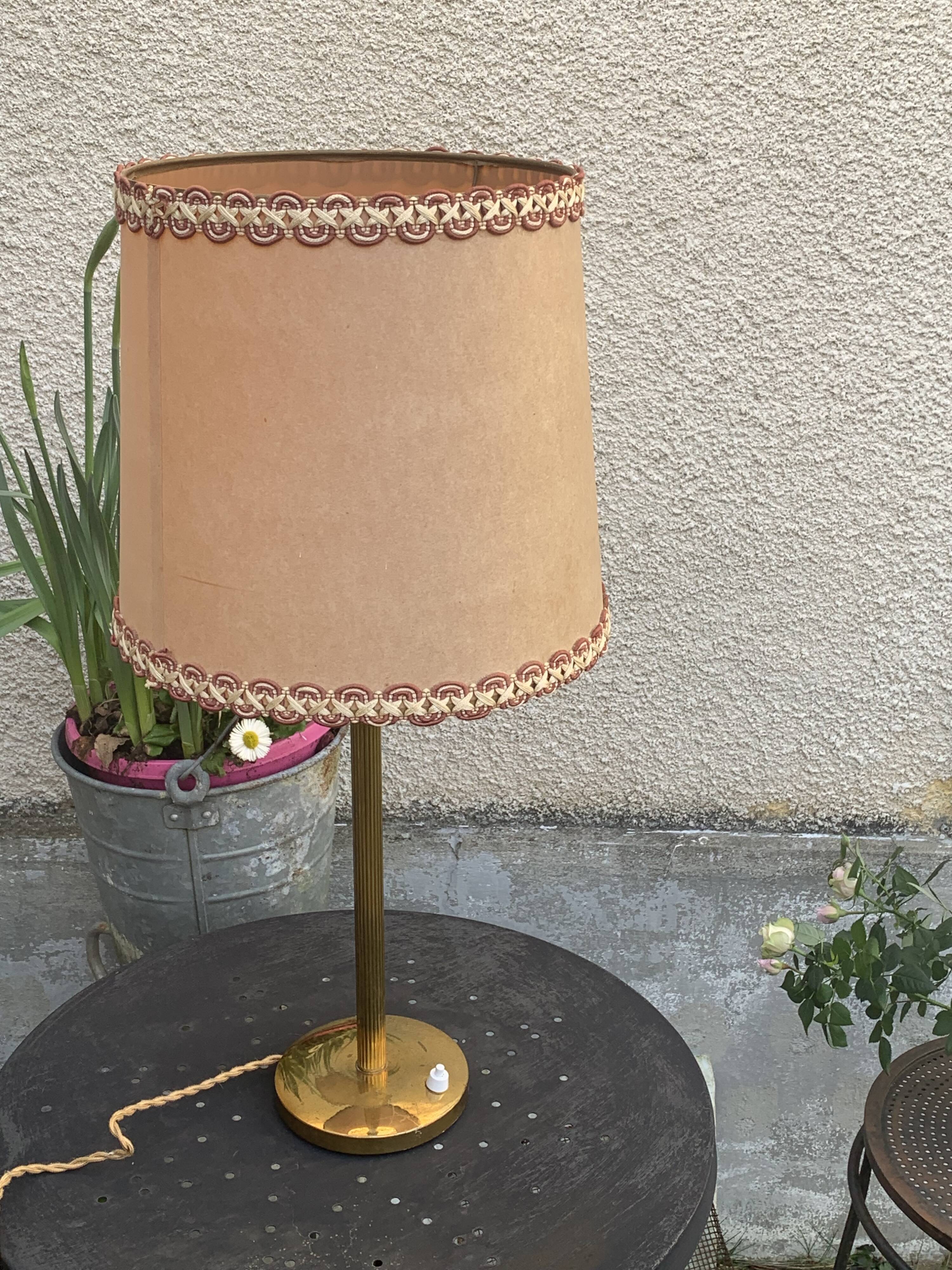 Table lamp, bedside lamp in golden brass, column feet, beige lampshade with trimmings, vintage