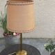 Lampe de table, de chevet en laiton dore, pieds colonne, abat jour beige avec passementerie, vintage