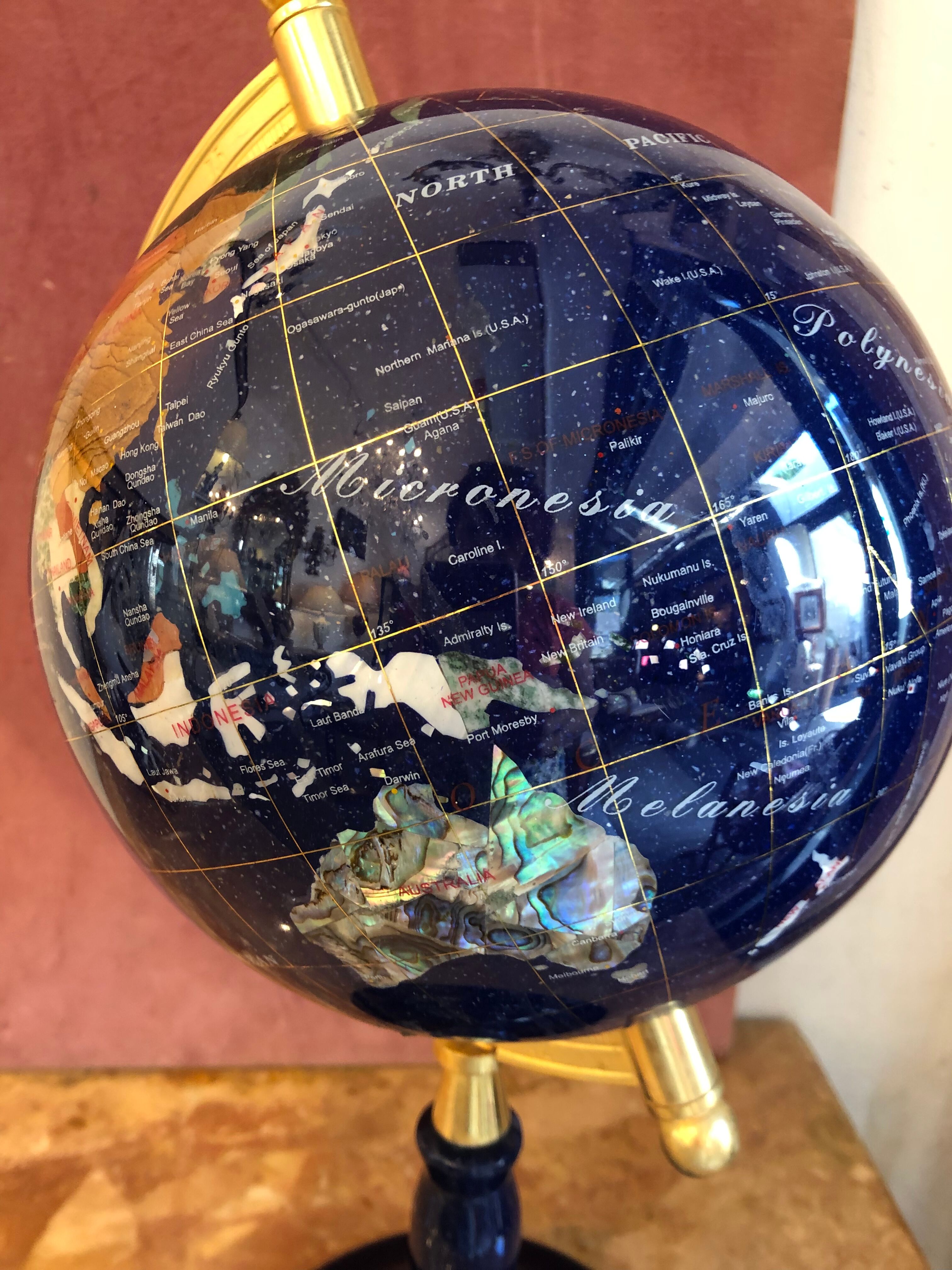 Globe terrestre g.e.m in lapis, hard pierres and motherpearl