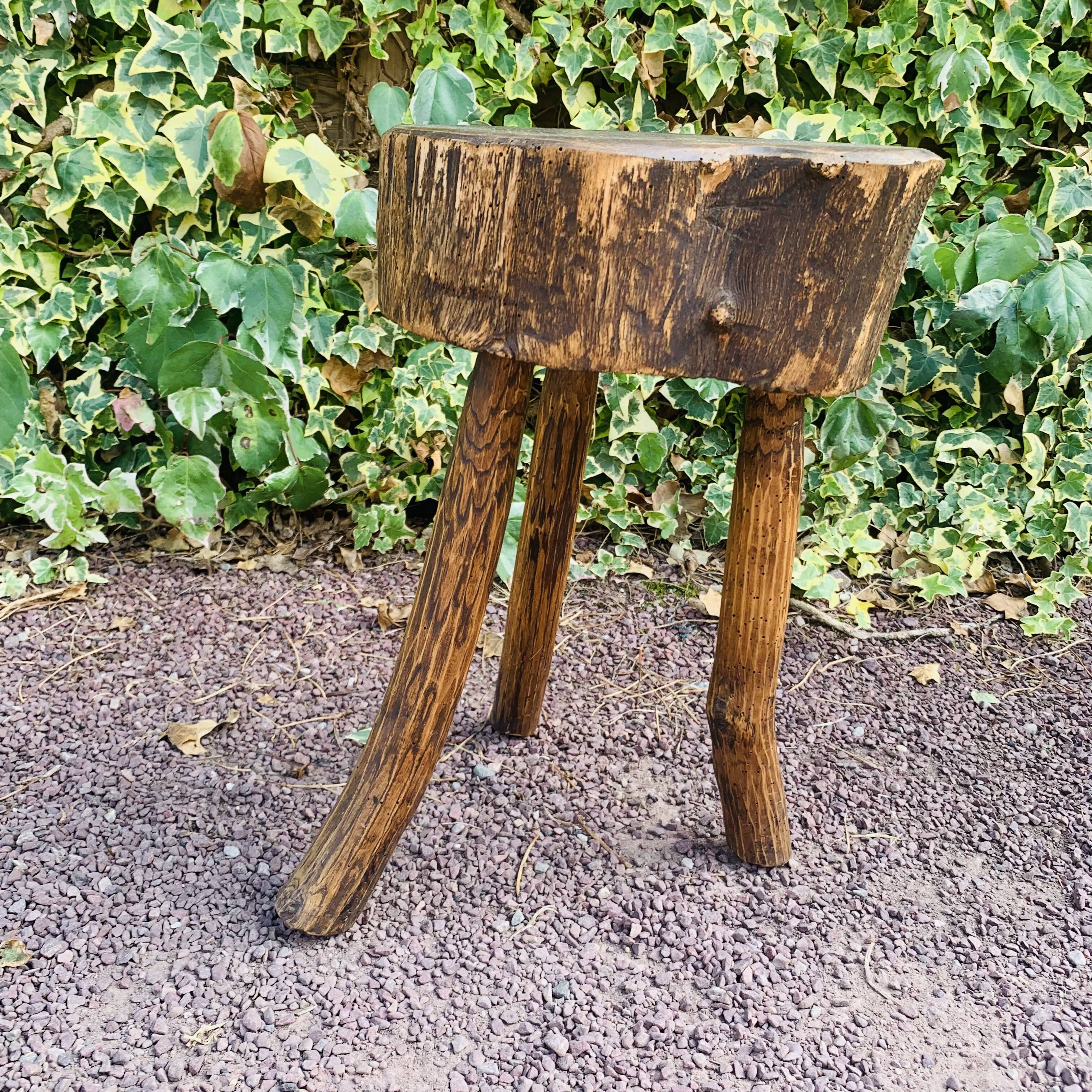 Tabouret tripode en bois massif