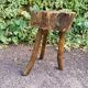Tabouret tripode en bois massif