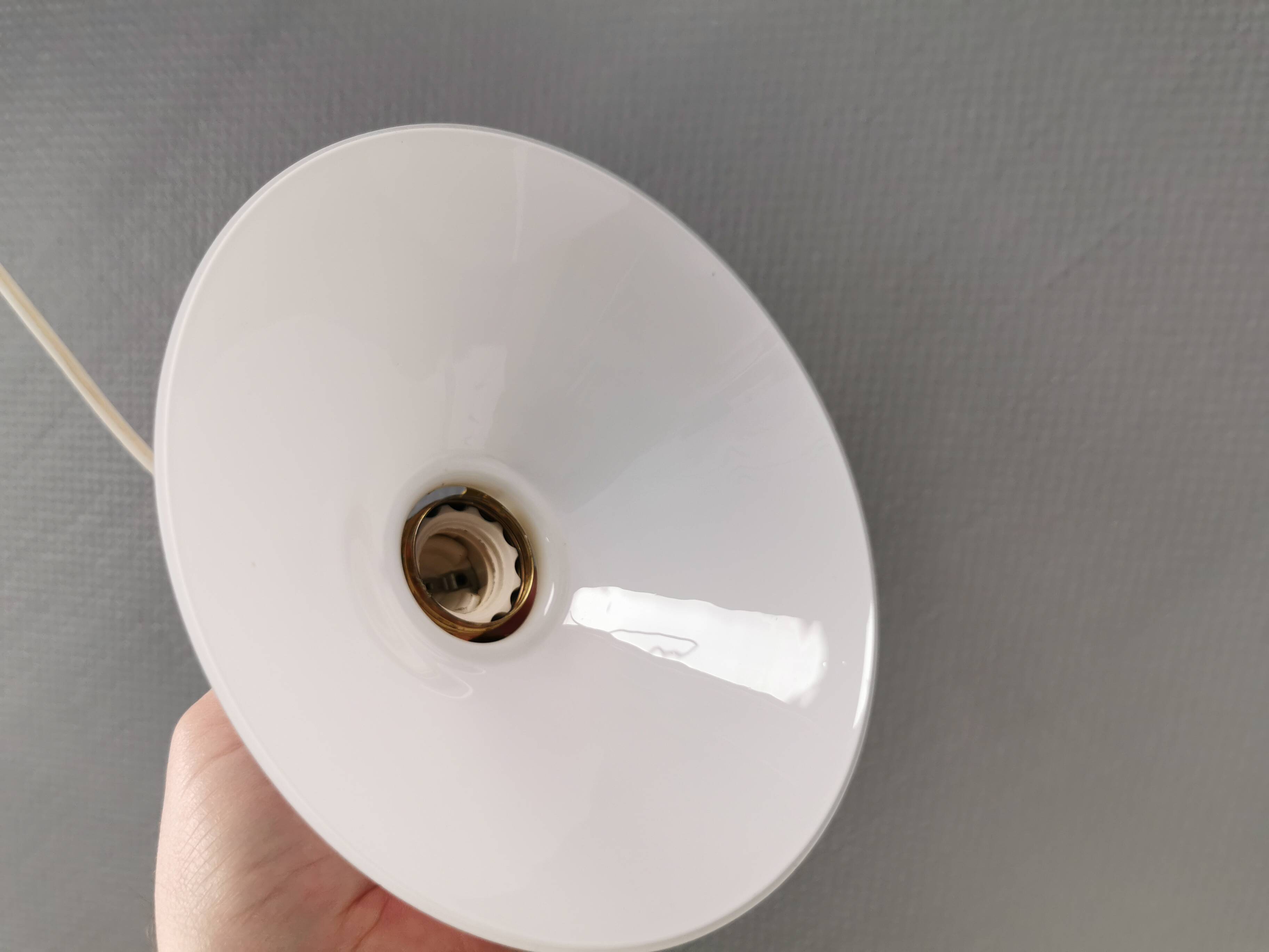 Suspensions en verre blanc laiteux avec des dessus en couleur laiton.