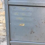 Metal workshop furniture with valves