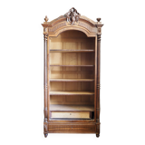 Bibliothèque en bois ancienne avec fronton