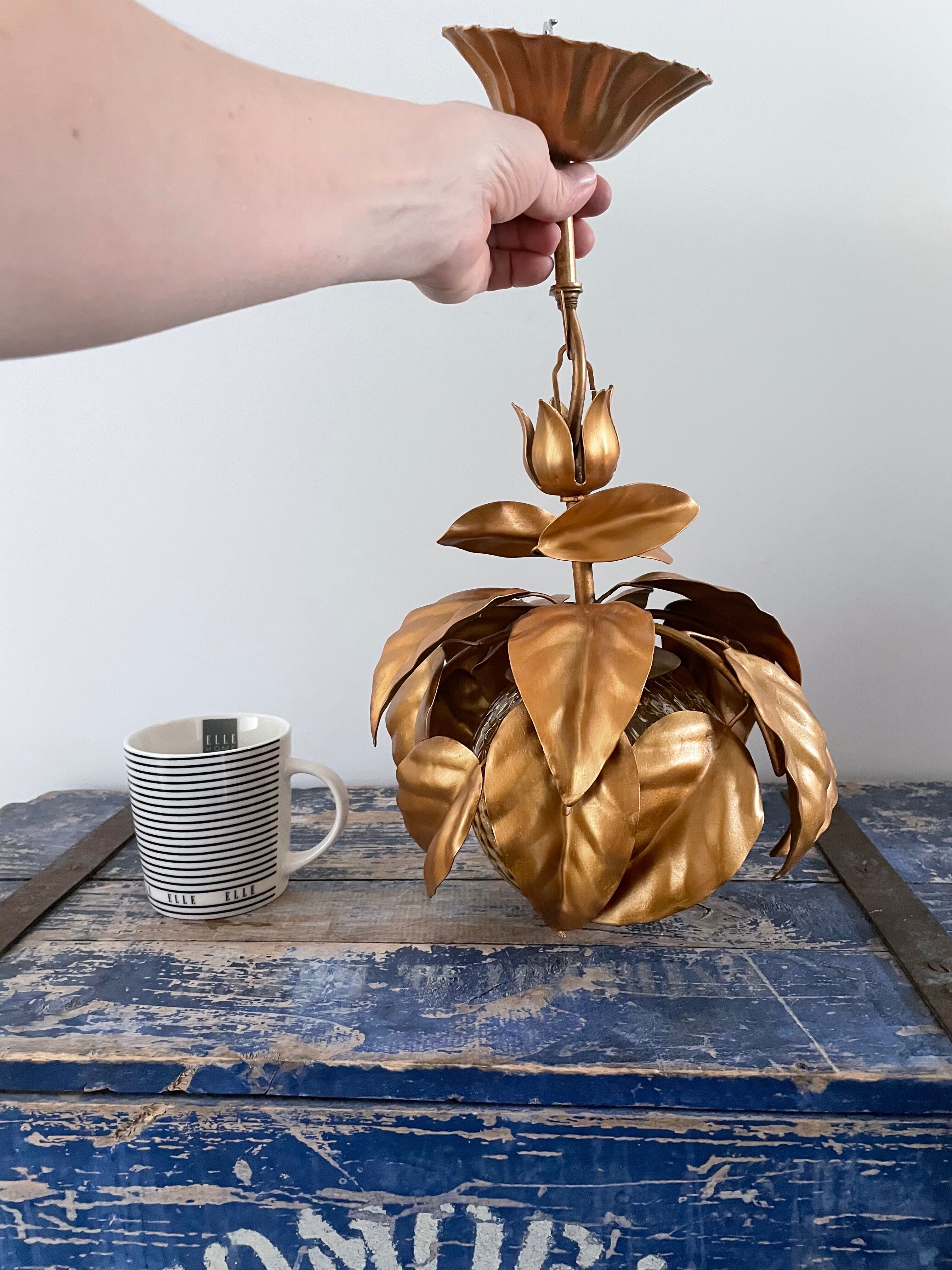 Suspension flowers golden leaves with glass globe