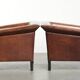 Ensemble de deux fauteuils en peau de mouton au design Art Déco avec passepoil noir.