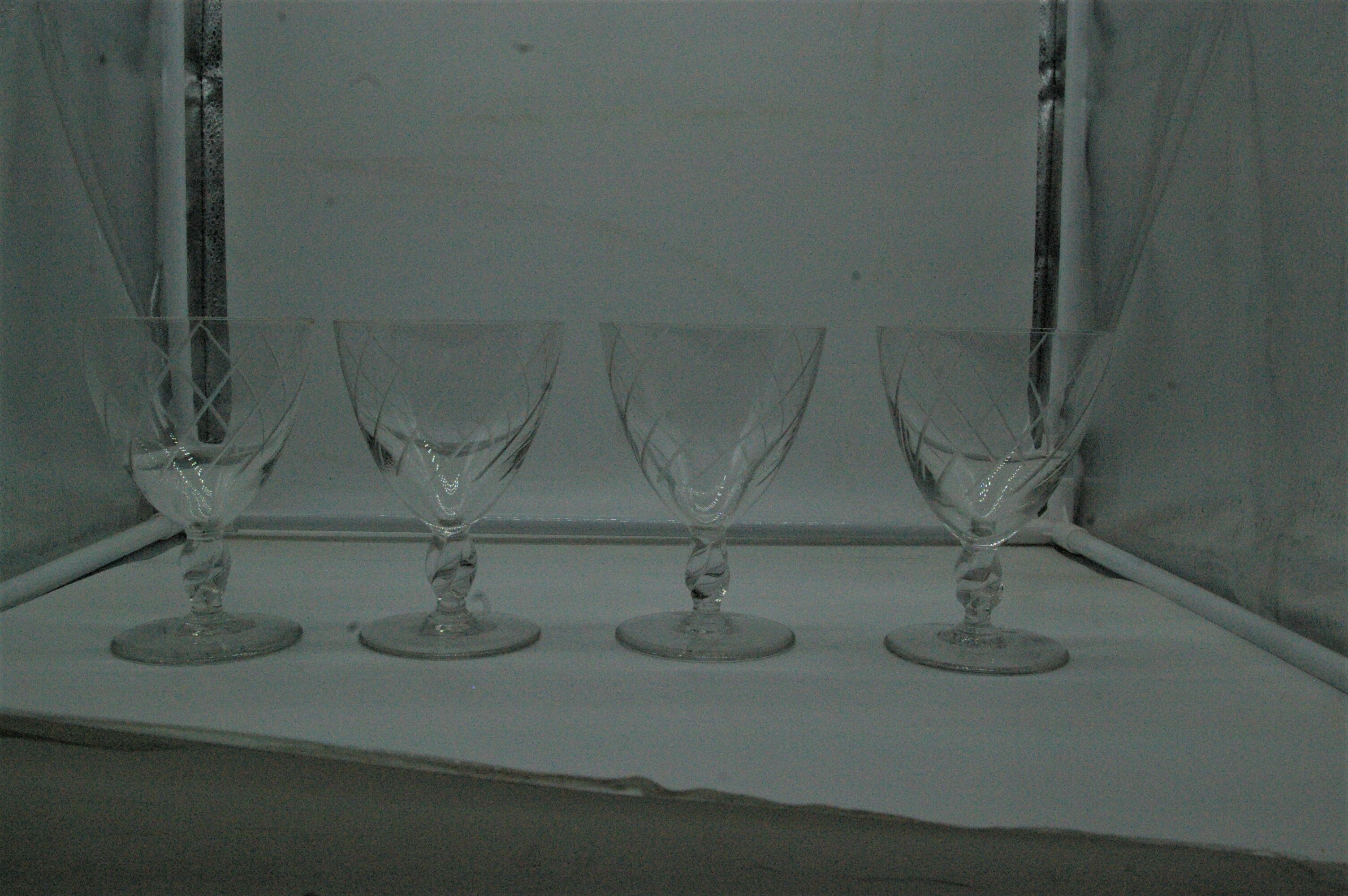 4 verres à vin  ou eau en cristal gravé