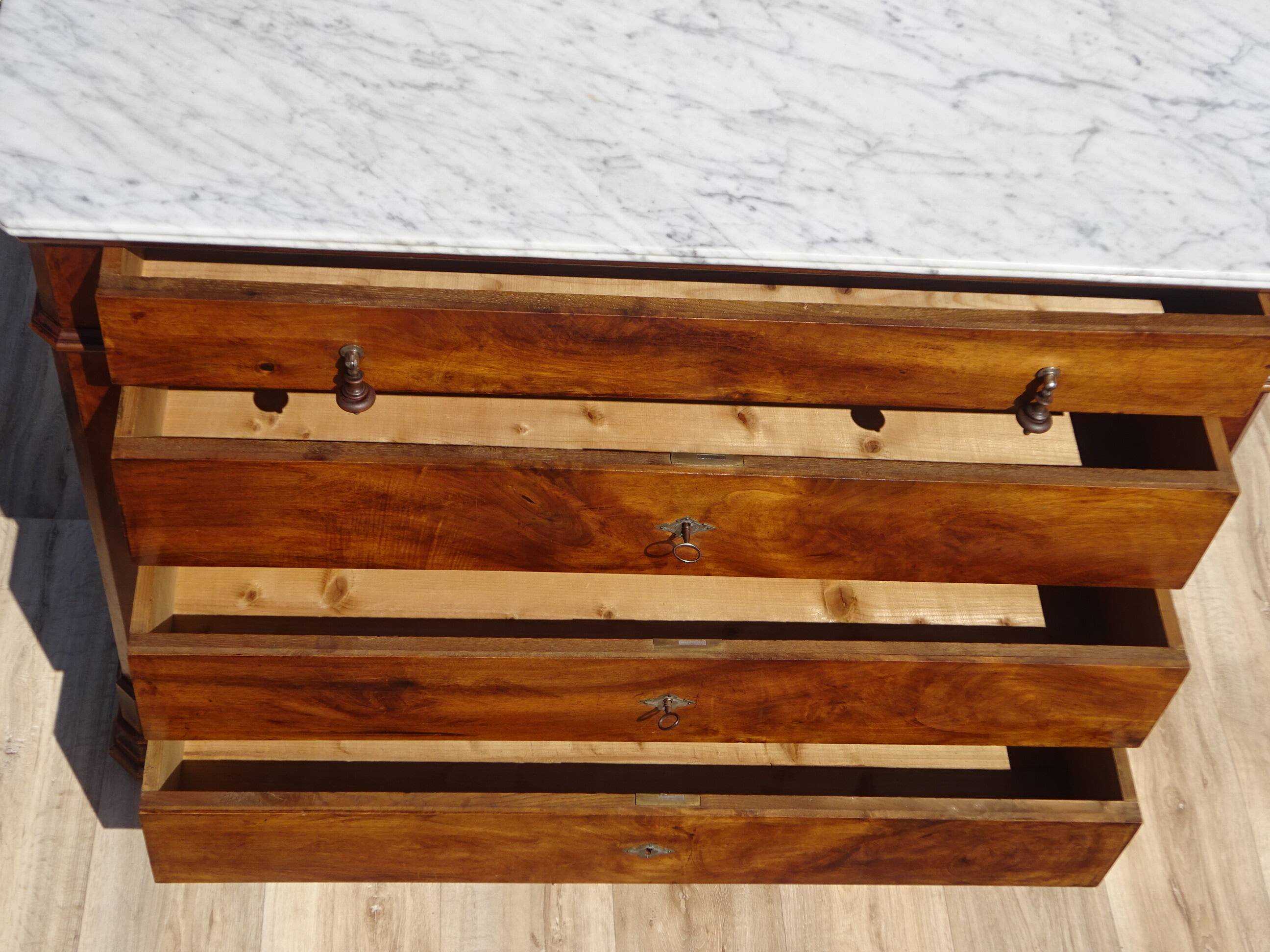 Commode en noyer de style et époque Louis Philippe